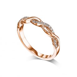 טבעת בצורת צמה משובצת יהלומים