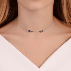 תליון עלה מזהב לבן עם יהלומים שחורים – 0.20 קראט 💎