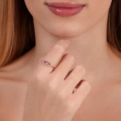 טבעת עין עם ספיר ורוד משובצת יהלומים – 0.14 קראט 💎