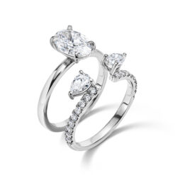 טבעות מחוברות עם אבן מרכזית אובלית, שתי אבני טיפה ויהלומים קטנים – 2.30 קראט 💎