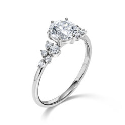 טבעת עם יהלום מרכזי עגול ויהלומים קטנים – 0.91 קראט 💎